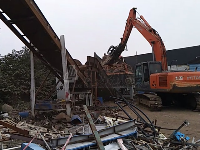 廢舊汽車粉碎現(xiàn)場(chǎng)