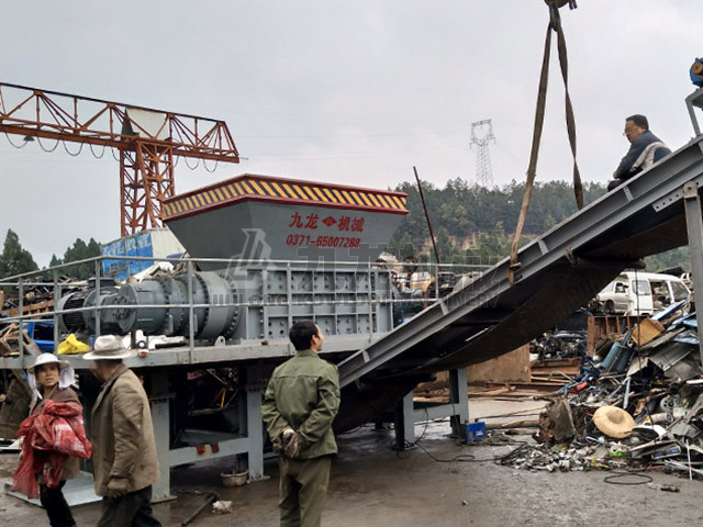 廢舊金屬粉碎現(xiàn)場(chǎng)