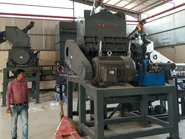 沙特廢舊輪胎撕碎機(jī)現(xiàn)場(chǎng)