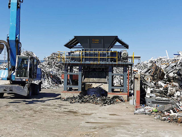 金屬撕碎機(jī)幫助堆積如山的廢棄金屬回收再利用