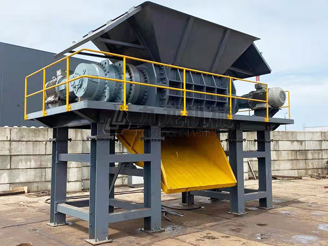 工業(yè)固廢撕碎機(jī)在工業(yè)固廢處理領(lǐng)域中占據(jù)重要角色